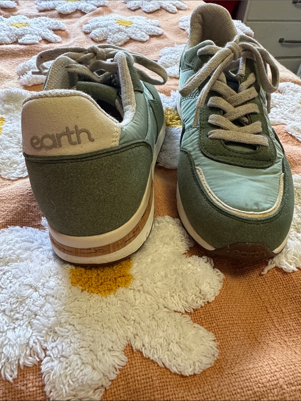 Earth woman’s Two-Tone Green Lace-Up Sneakers